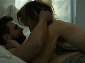 Маккензи Дэвис секси – Иззи прётся через город (2017) #1