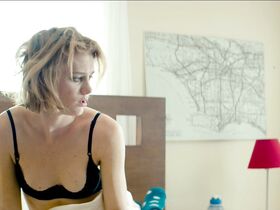 Маккензи Дэвис секси – Иззи прётся через город (2017)