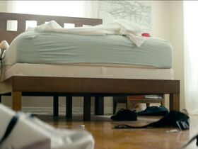 Маккензи Дэвис секси – Иззи прётся через город (2017) #3