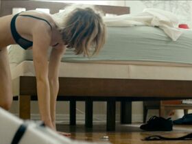 Маккензи Дэвис секси – Иззи прётся через город (2017) #4