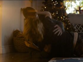 Маккензи Дэвис секси – Иззи прётся через город (2017) #7