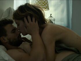 Маккензи Дэвис секси – Иззи прётся через город (2017) #8