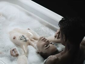 Мелисса Джордж голая – Первые s01e05 (2018)