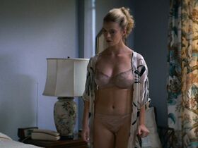 Бетти Гилпин секси – Блеск s02e04 (2018)