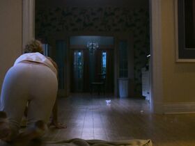 Бетти Гилпин секси – Блеск s02e04 (2018) #6