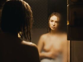 Зофя Вихлач голая – Болото s01e02 (2018)