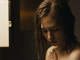 Зофя Вихлач голая – Болото s01e02 (2018) #3