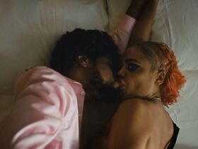 Тесса Томпсон секси – Простите за беспокойство (2018) #4