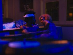 Тесса Томпсон секси – Простите за беспокойство (2018) #5