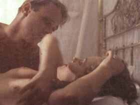 Грета Скакки голая – Жара и пыль (1983) #3