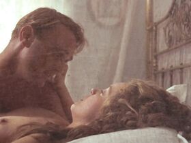 Грета Скакки голая – Жара и пыль (1983) #4