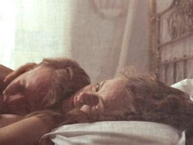 Грета Скакки голая – Жара и пыль (1983) #5