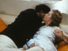 Грета Скакки голая – Жара и пыль (1983) #6