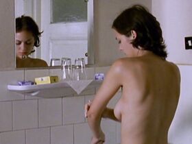 Марион Котийяр голая – A Woman in Danger (2001)