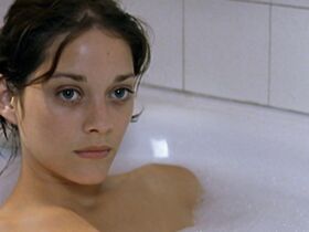 Марион Котийяр голая – A Woman in Danger (2001) #2
