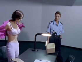 Марион Котийяр голая – A Woman in Danger (2001) #4