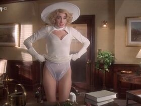 Шон Янг секси – Фатальный инстинкт (1993)