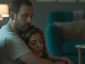 Манон Азем секси – Богомол s01e01 (2017) #6