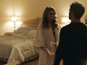 Шантель ВанСантен секси – Стрелок s02e01 (2017) #5