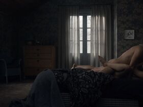 Майя Шёне секси – Темнота s01e01 (2017)