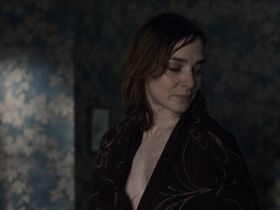 Майя Шёне секси – Темнота s01e01 (2017) #3