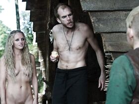 Мод Хёрст голая – Викинги s01e05 (2013) #6