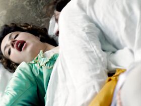 Джессика Браун-Финдли секси – Куртизанки s01e01 (2017) #4