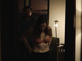 Линдси Бёрдж голая – Передышка s02e02 (2017) #5