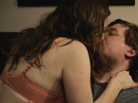 Линдси Бёрдж голая – Передышка s02e02 (2017) #6