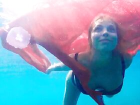 Ирина Ходюш голая – Кусок космического льда (2017) #4