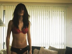 Кейли Гилберт голая – Взломщики (2017) #6