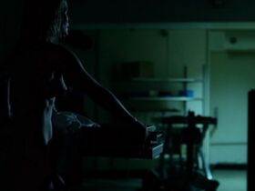 Женевьев О’Рейли голая – Сбой s02e01-03 (2017) #5