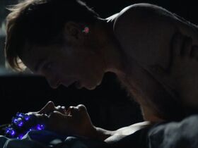 Эмили Вир Николл секси – Черное зеркало s04e06 (2017) #3