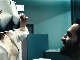 Элиза Шлотт голая – Чужая дочь (2017) #5