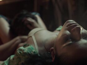 Эмили Риос секси – Снегопад s01E07 (2017) #7