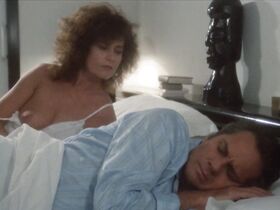 Корин Клери голая – Дьявольский мед (1986) #6