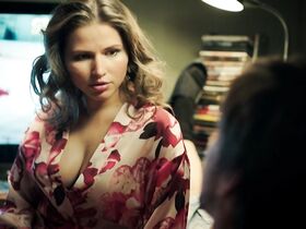 Юлия Топольницкая секси – Вы все меня бесите s01e04 (2016)