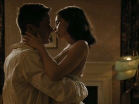 Фелисити Джонс секси – По половому признаку (2018) #6