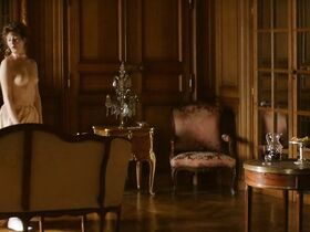 Манон Кнез голая – Мадемуазель де Жонкьер (2018) #3