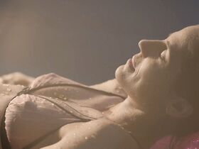 Рафаэла Манделли голая – Близость между незнакомцами (2018) #3