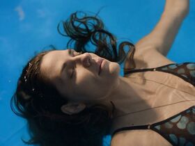 Рафаэла Манделли голая – Близость между незнакомцами (2018) #7