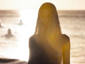 Лиса Сэйфферт голая – Прибрежная зона s01e05-08 (2018) #6