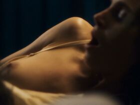 Клер Кейм голая – Неверный s01e04-06 (2018)