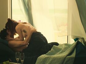 Мириам Леоне голая – Спрячь бабушку в холодильнике (2018) #5