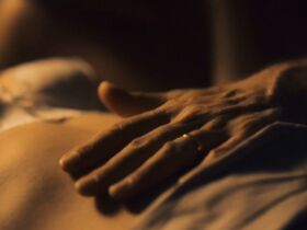 Хлоя Жуанне секси – Неверный s01e02-06 (2018) #5