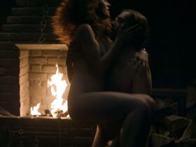 Софи Скелтон голая – Чужестранка s04e08 (2018) #6