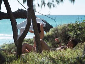 Шарлотта Бест голая – Прибрежная зона s01e01-05 (2018) #11