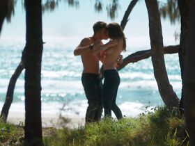 Шарлотта Бест голая – Прибрежная зона s01e01-05 (2018) #7