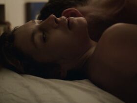 Ханна Уэр секси – Первые s01e04 (2018) #3