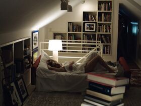 Ханна Уэр секси – Первые s01e04 (2018) #4